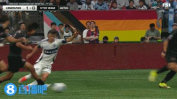 金年会这下挺疼！苏亚雷斯前场拿球过人，遭对手后卫卡位&被肘到面门