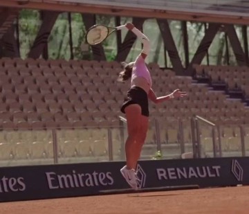 回到梦实现的地方!郑钦文抵达巴黎,奥运夺金后重返罗兰加洛斯