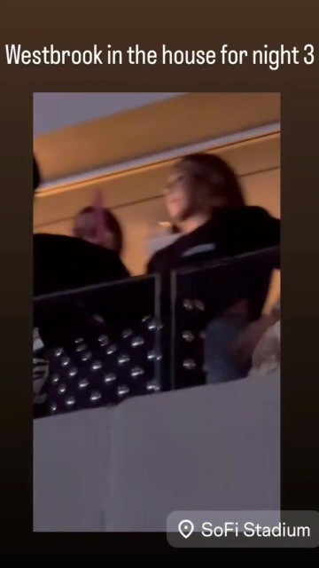 金年会体育享受休赛期🌊威少现身说唱歌手演唱会 心情不错满脸笑容