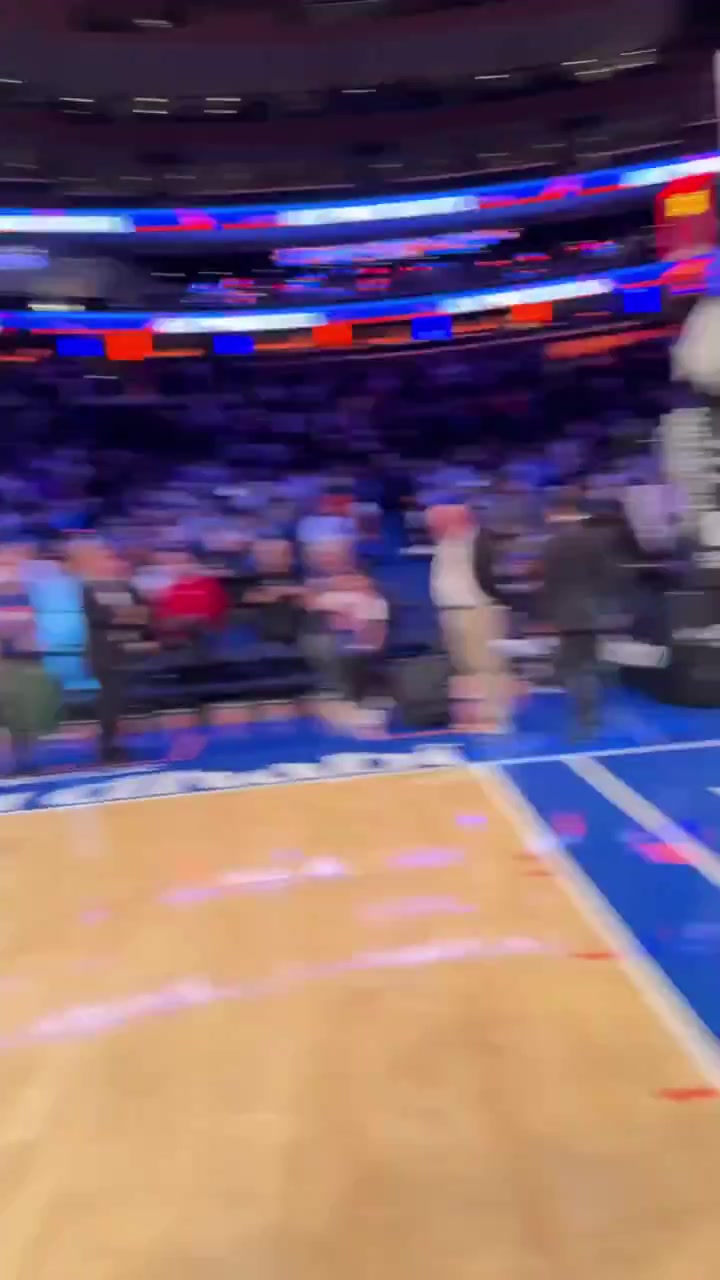 金年会乐子人🤣！布伦森赛后接受采访时被哈特拍屁股 后者疯狂逃窜