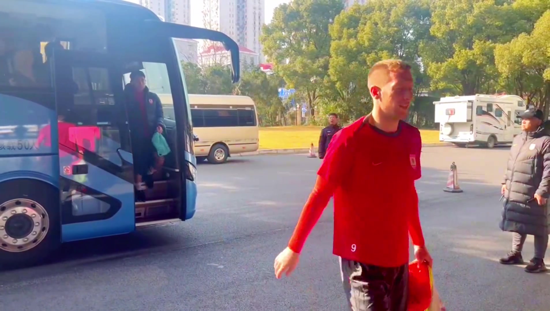 金年会谣传谢晖被外援揍👊亚泰晒视频回击谣言，两人有说有笑勾肩搭背