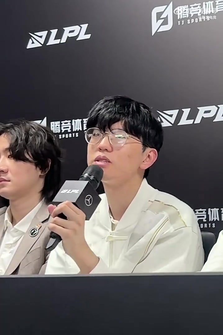 金年会金字招牌诚信至上心态彻底崩了！JieJie赛后采访仰头真是欲哭无泪 Daeny教练在旁偷偷安慰