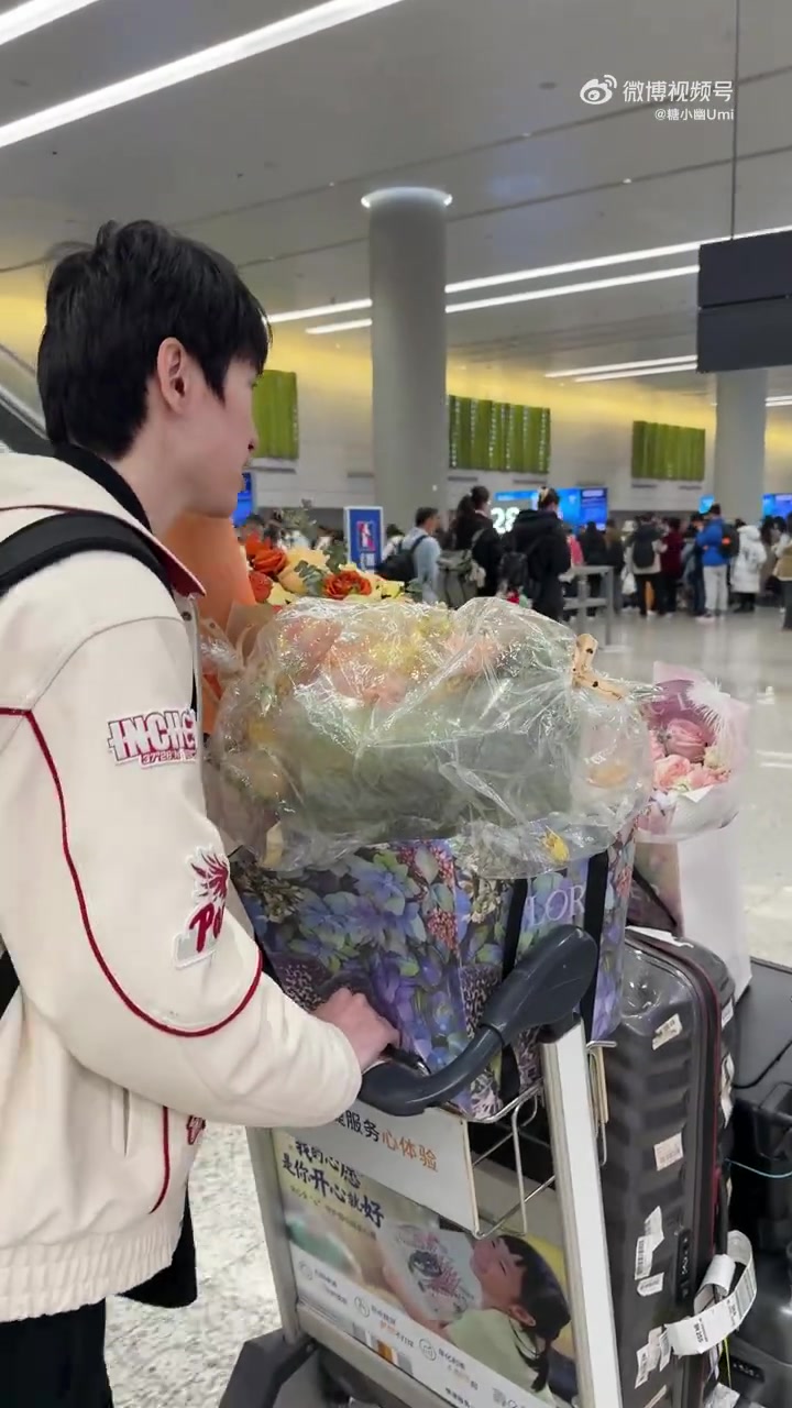 金年会体育糖小幽晒Doinb回家照：跨越1400km，大家的花也从西安带回家啦！