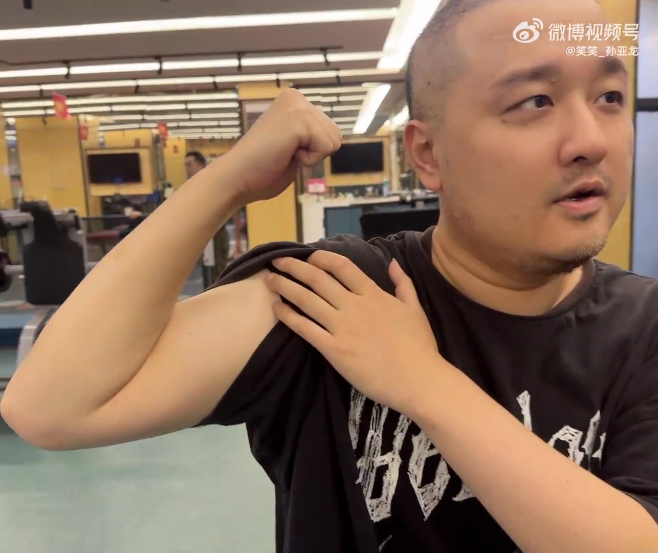 金年会体育孙亚龙秀肌肉：坚持3个月！现在背儿女也能一直走了 原来背一会就累