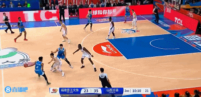 金年会体育😮这真难！库克单打法耶 各种变向虚晃转身突破换手拉杆上篮！