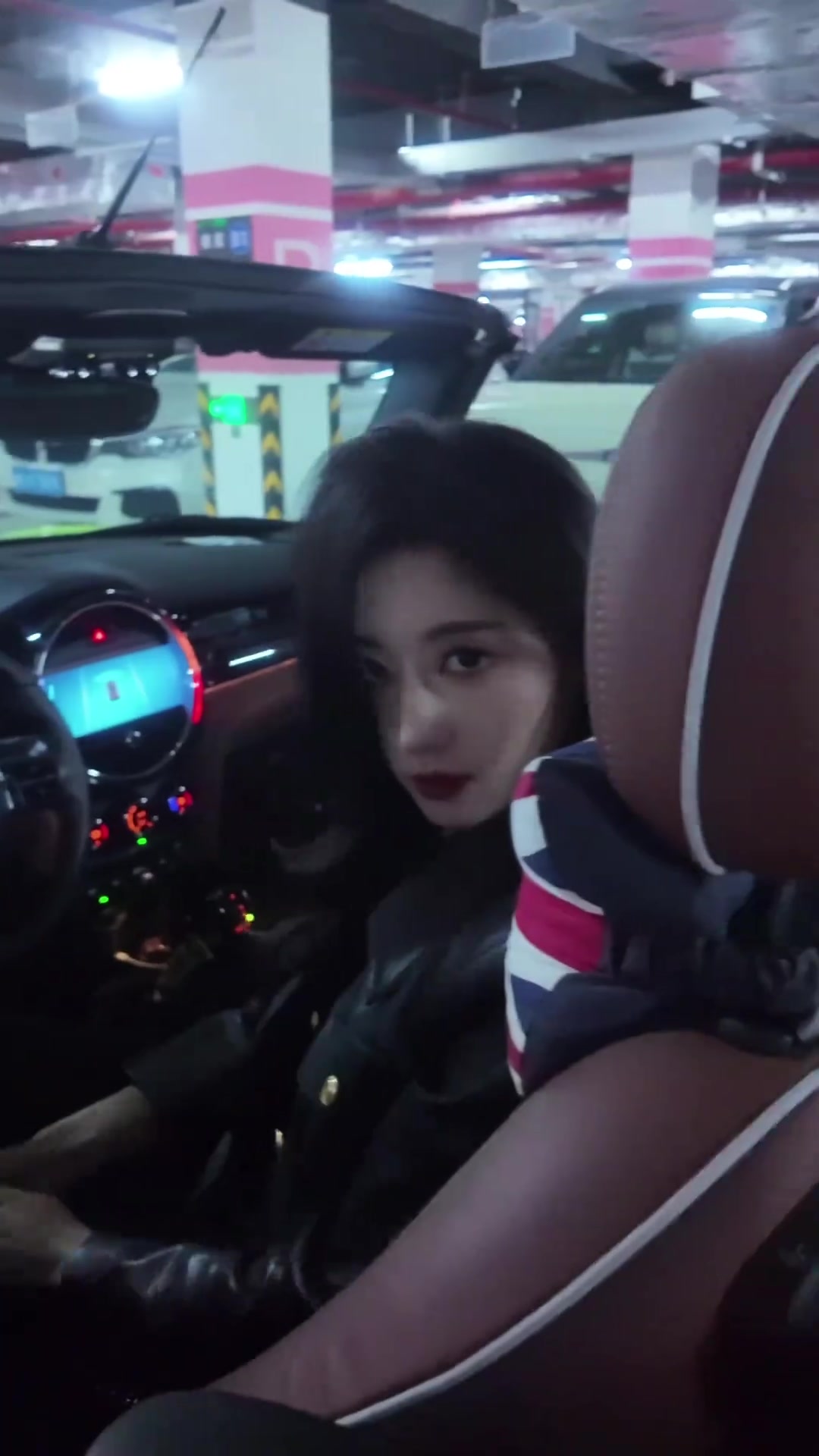 jinnianhui金年会帅！LPL主持张小薇分享视频：卷发＆黑色皮衣