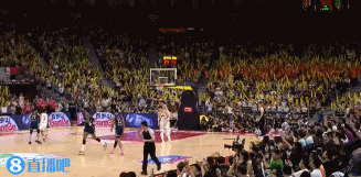 jinnianhui金年会不在状态！前2场都没出战的黄荣奇贴防哈维犯规！7分钟就3犯了！