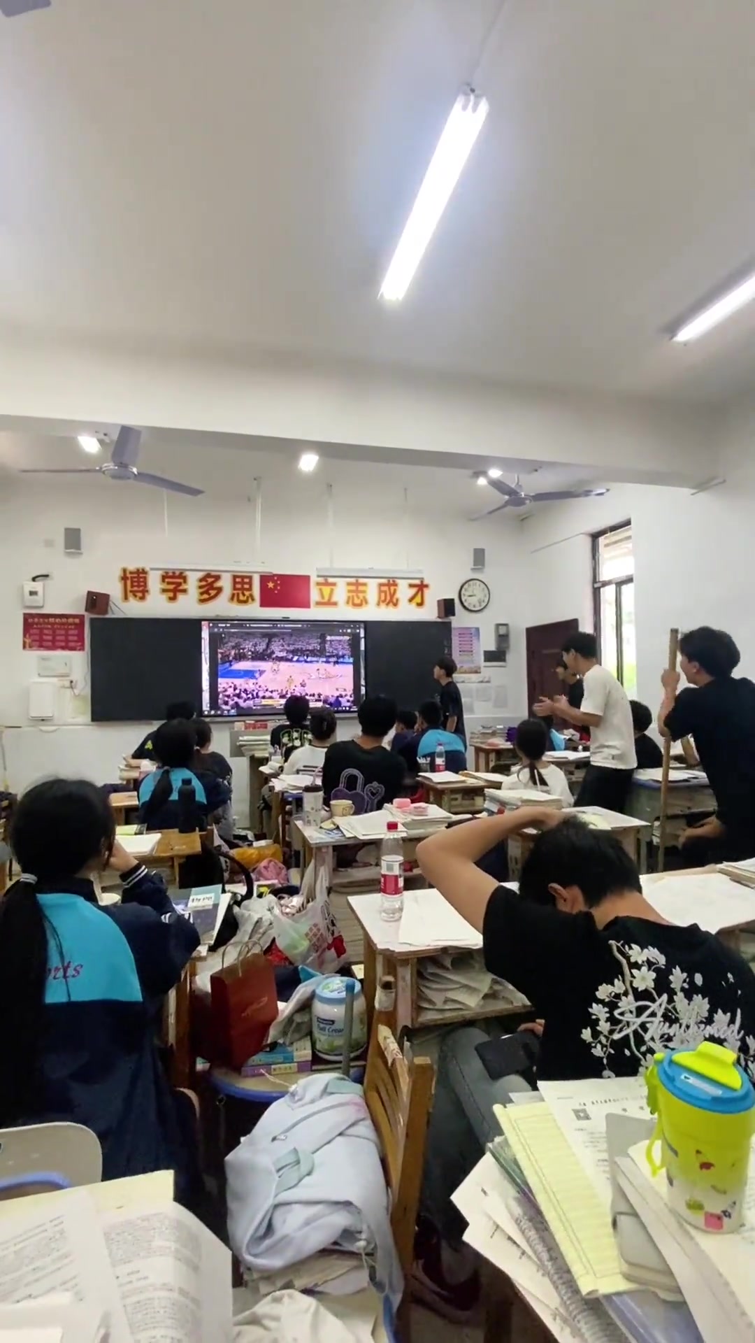 金年会完美的句号！😍高三学子跳上课桌庆祝绝杀 哈利惊现评论区